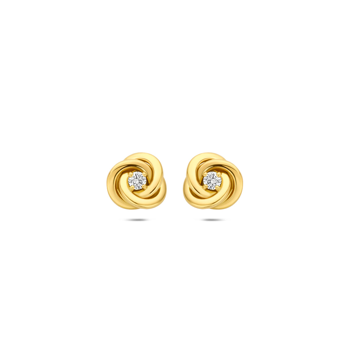 Vooraanzicht van de gouden oorknopjes met lab grown diamant van 14 karaat.