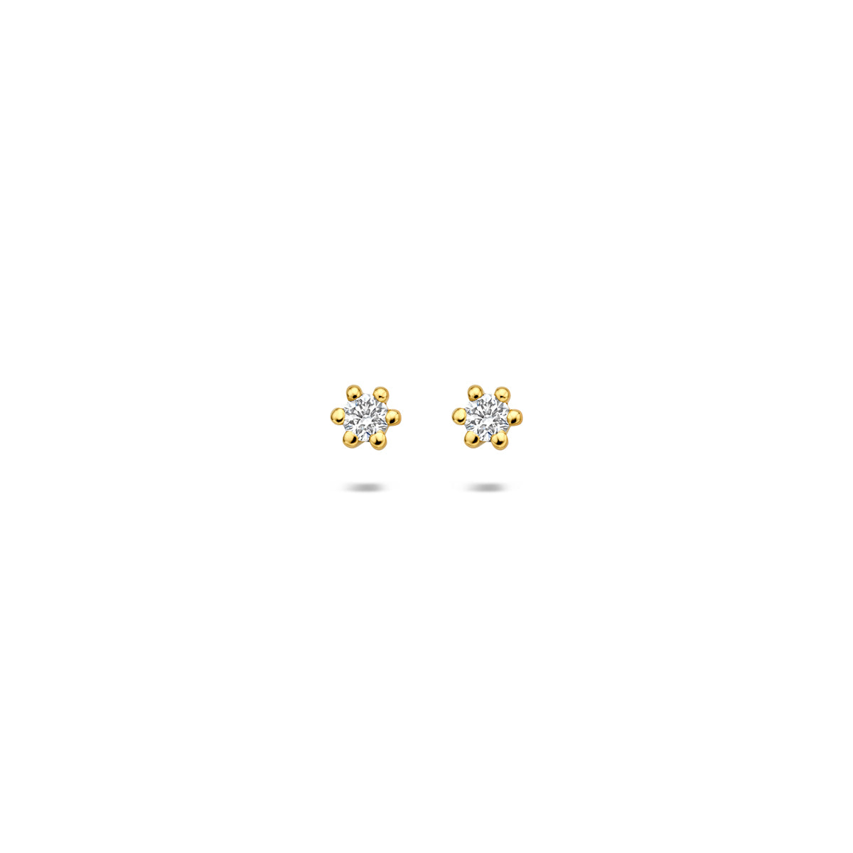 Vooraanzicht van de gouden oorknopjes met lab grown diamant van 14 karaat.