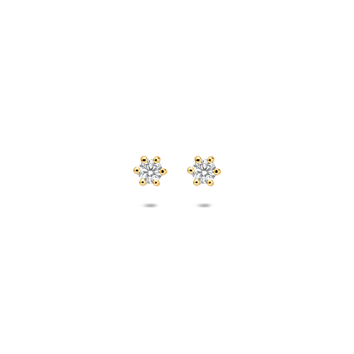 Vooraanzicht van de gouden oorknopjes met lab grown diamant van 14 karaat.