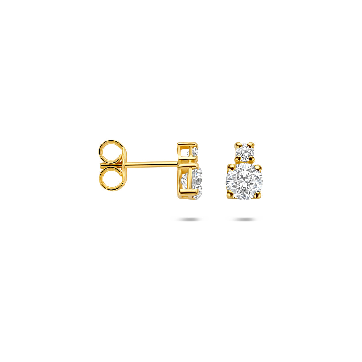Voor- en zijaanzicht van de gouden oorknopjes met lab grown diamant van 14 karaat.