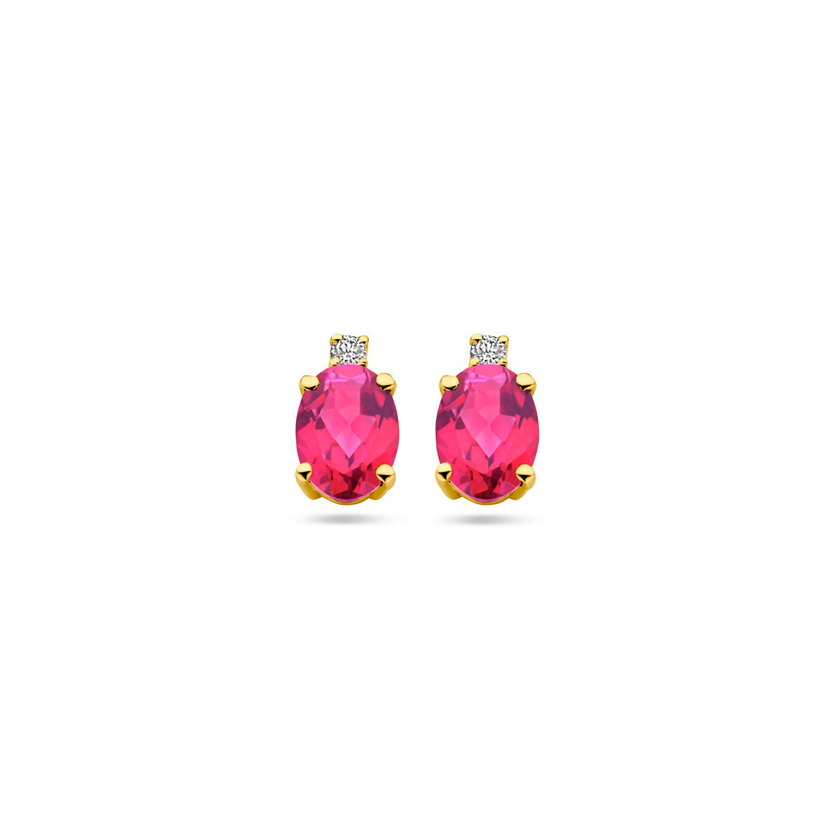 Vooraanzicht van de gouden oorknopjes met roze topaas en diamant van 14 karaat.
