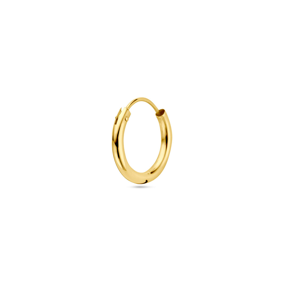 Vooraanzicht van de gouden oorring van 14 karaat van 13 mm.