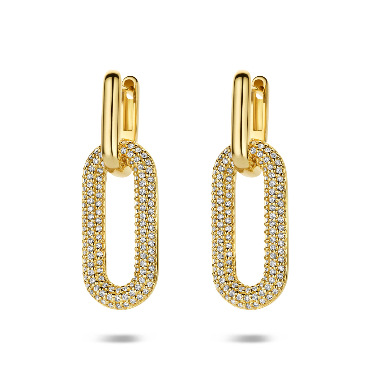 Vooraanzicht van de gouden oorringen met diamant van 14 karaat.