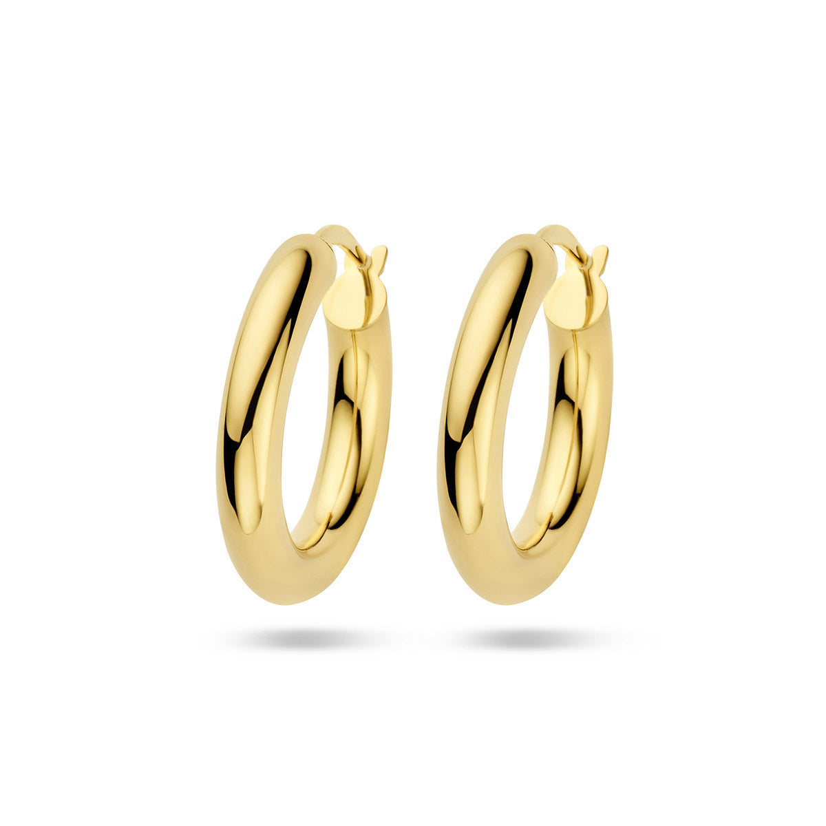 Vooraanzicht van de gouden oorringen ronde buis van 14 karaat in de maat 21 mm.