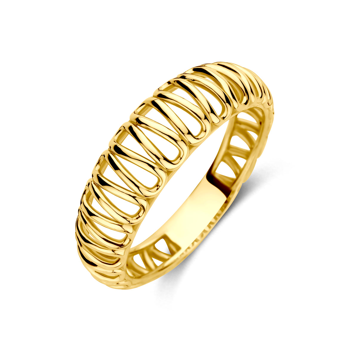 Schuin bovenaanzicht van de opengewerkte brede gouden ring van 14 karaat.