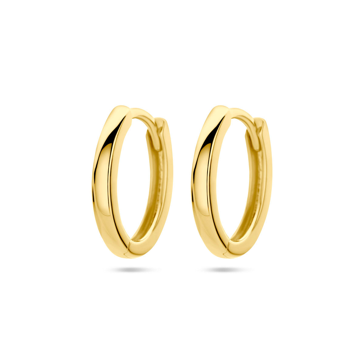 Vooraanzicht van de gouden ovale klapoorringen van 14 karaat.