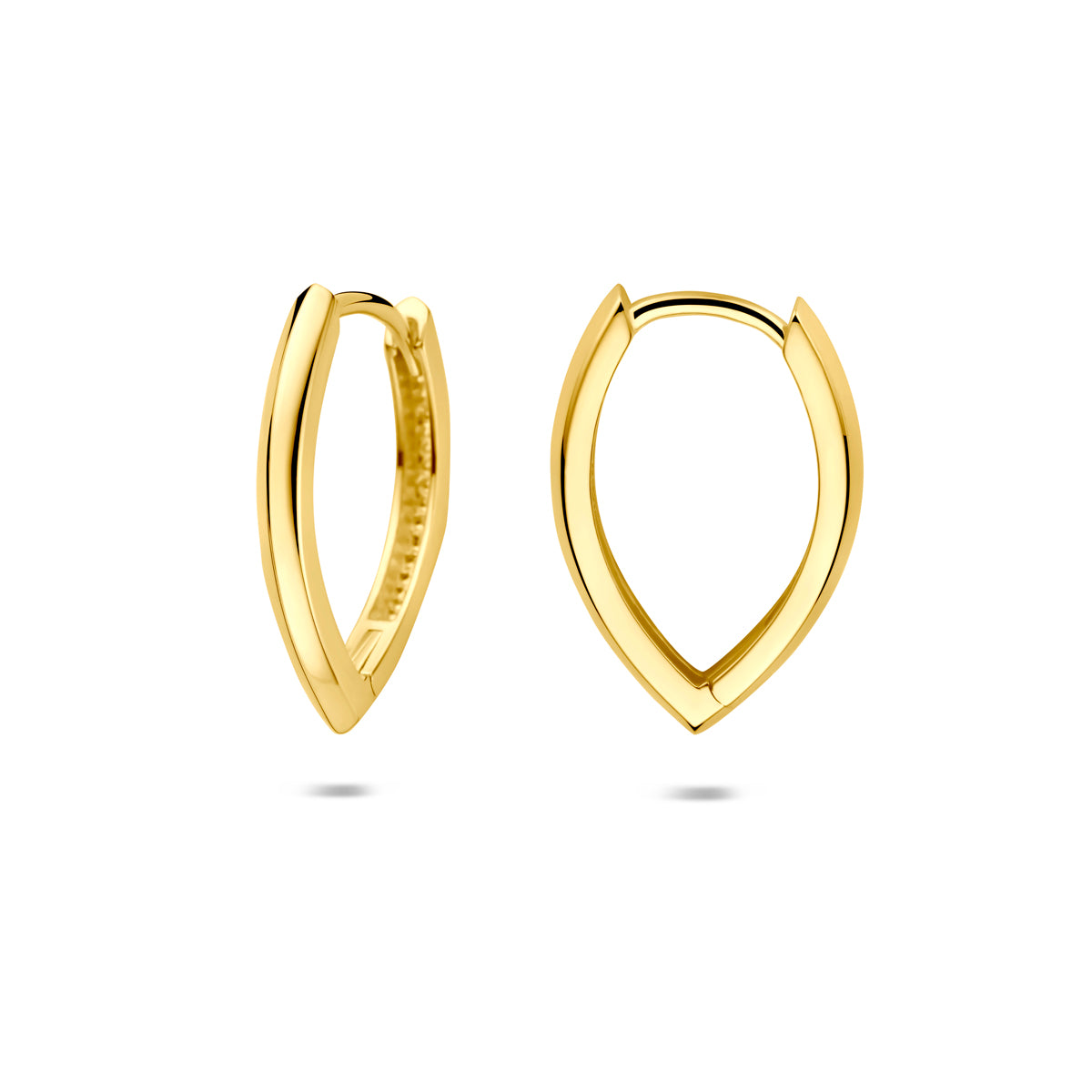 Voor- en zijaanzicht van de gouden ovale klapoorringen van 14 karaat.