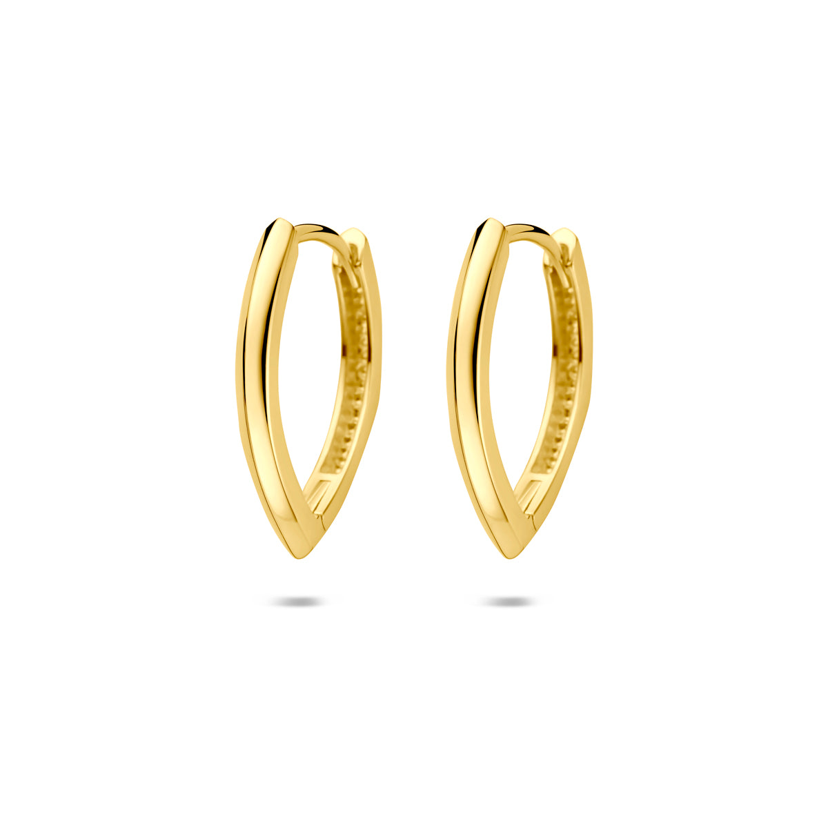 Vooraanzicht van de gouden ovale klapoorringen van 14 karaat.