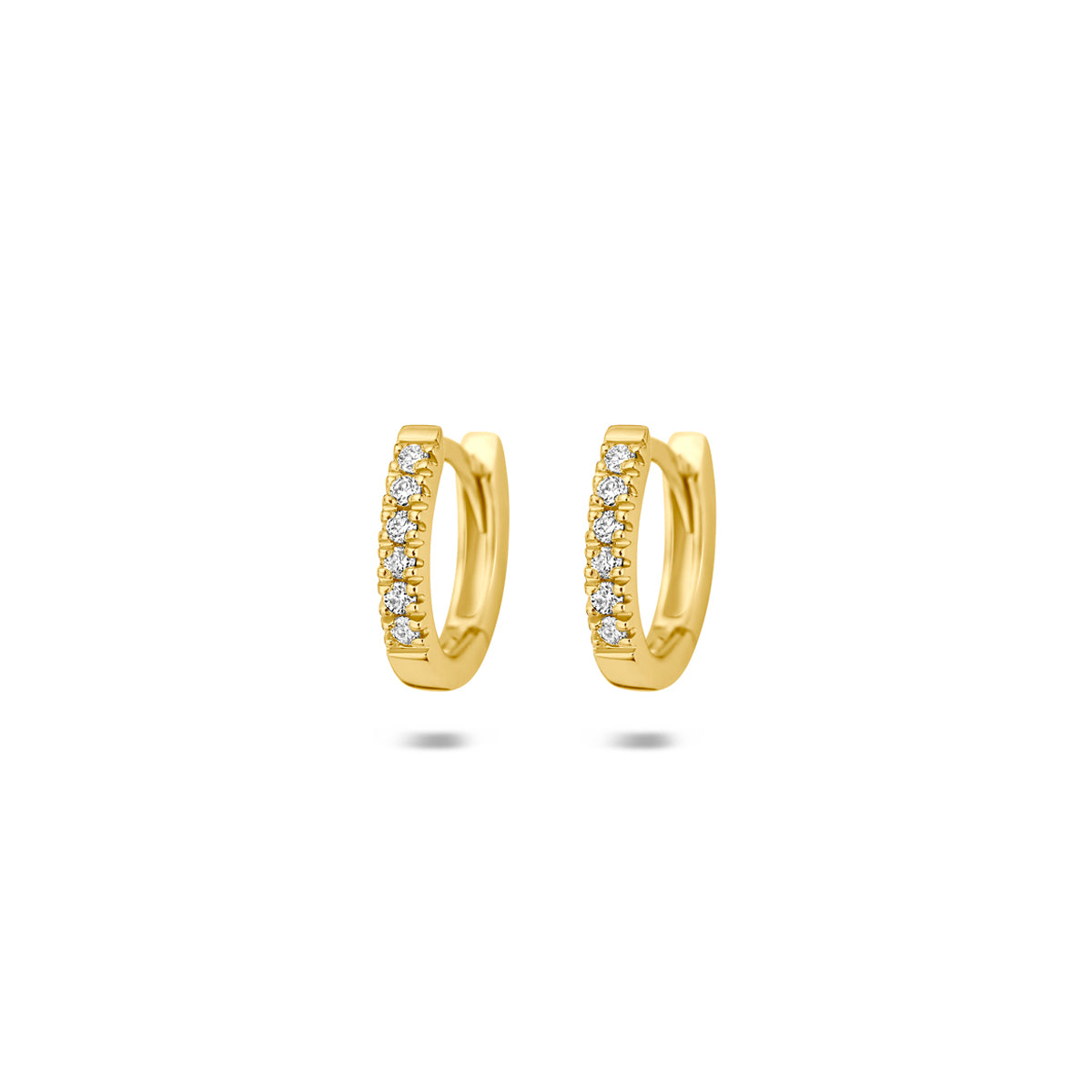Vooraanzicht van de gouden ovale klapoorringen met lab grown diamant van 14 karaat.
