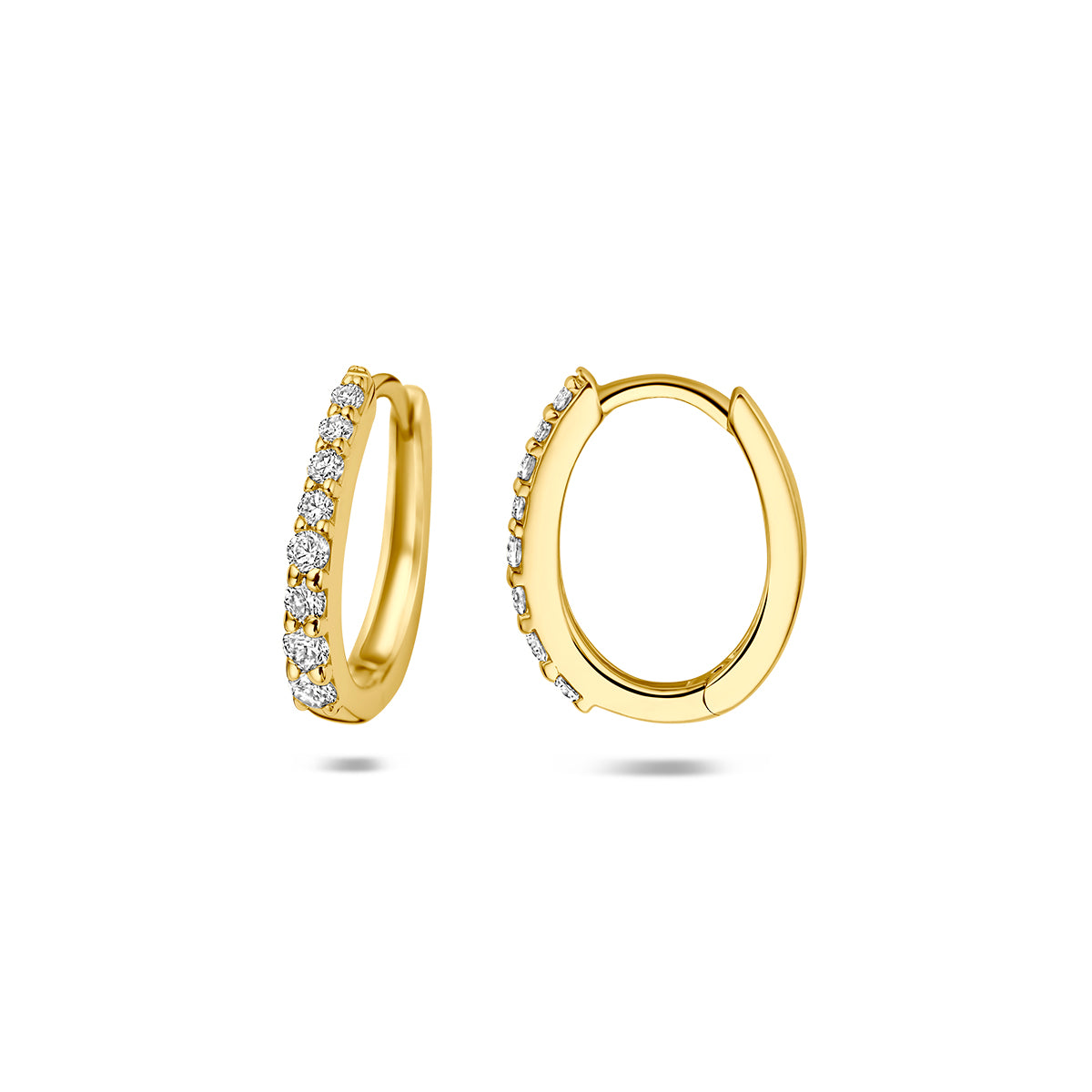 Voor- en zijaanzicht van de gouden ovale klapoorringen met lab grown diamant van 14 karaat.