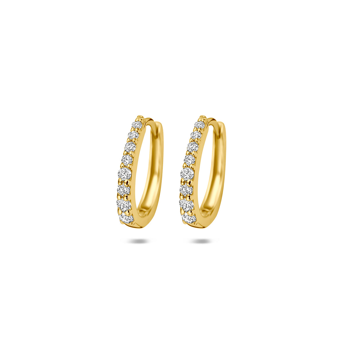 Vooraanzicht van de gouden ovale klapoorringen met lab grown diamant van 14 karaat.