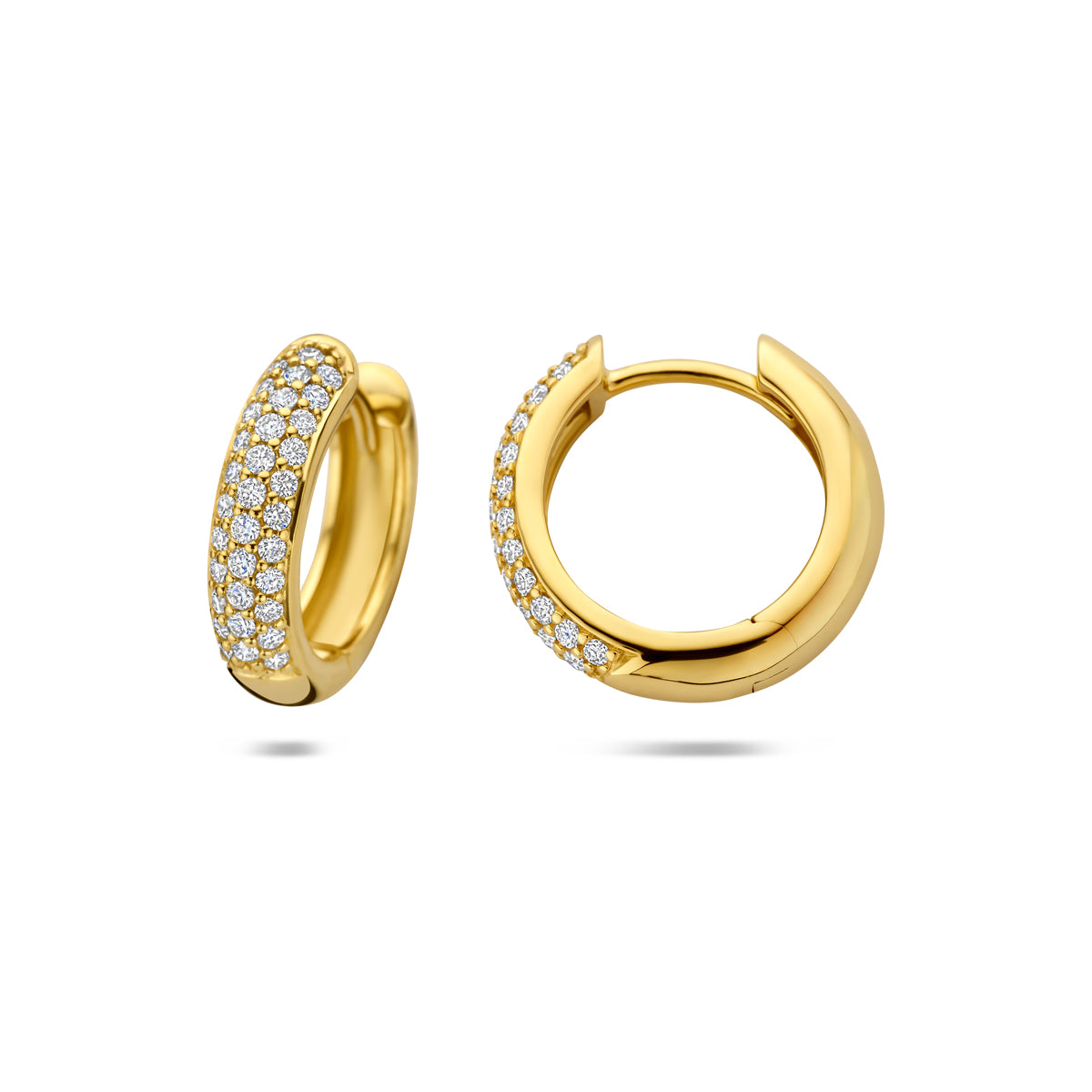 Voor- en zijaanzicht van de gouden pavé klapoorringen met diamant van 14 karaat.