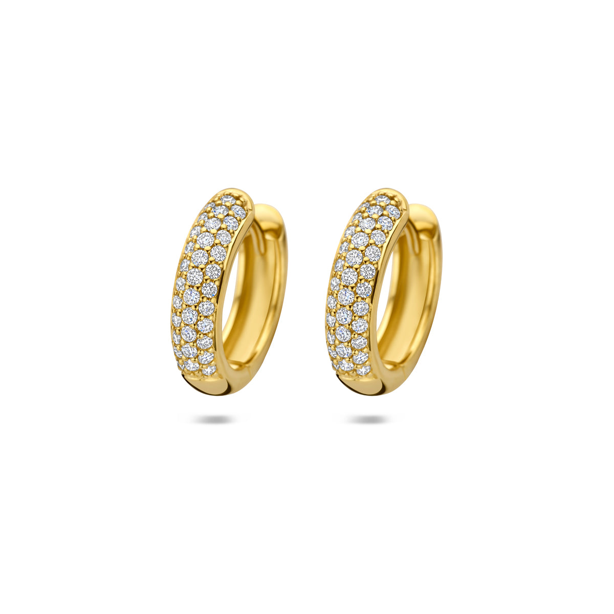Vooraanzicht van de gouden pavé klapoorringen met diamant van 14 karaat.