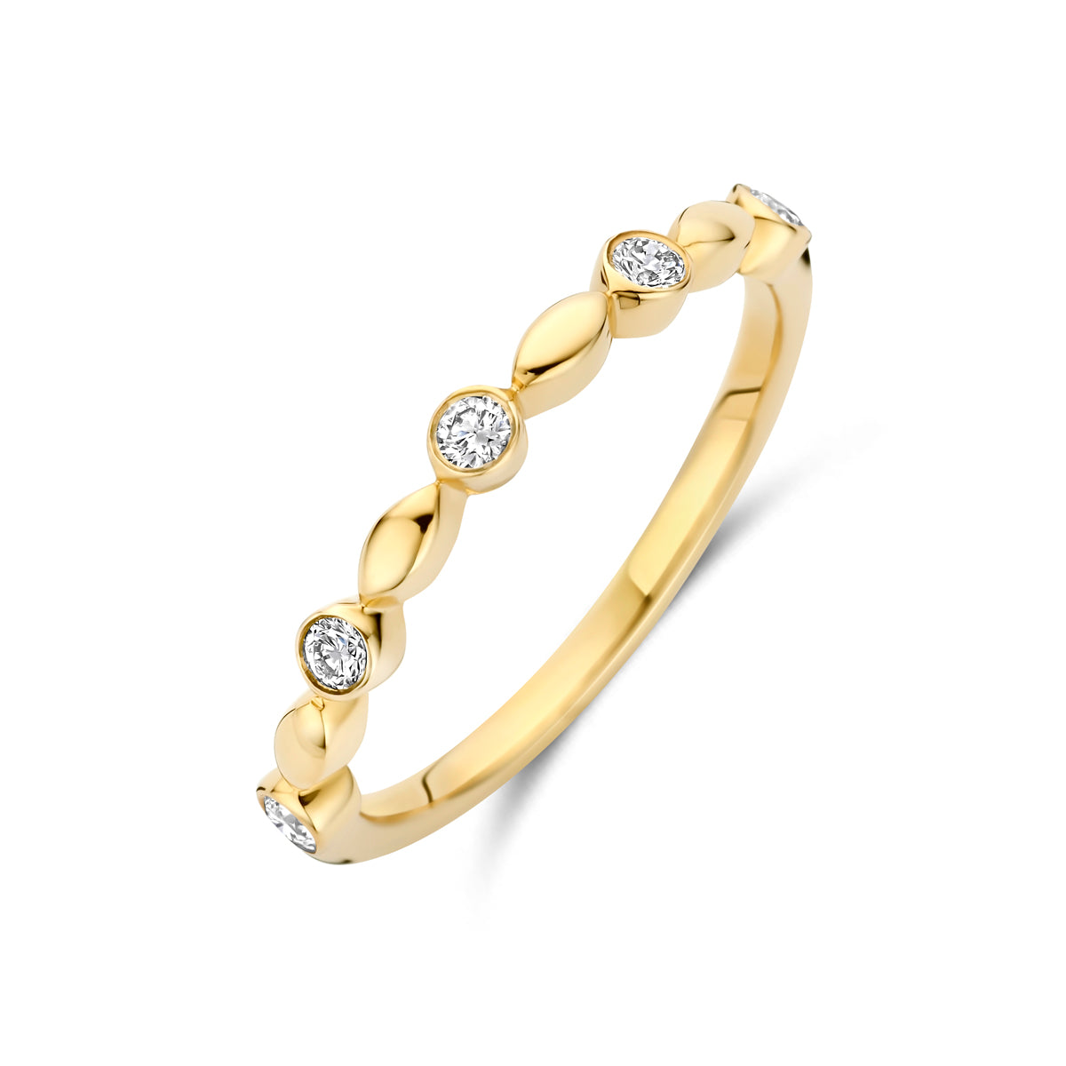 Schuin bovenaanzicht van de 14 karaat gouden ring met lab grown diamant 0,13 ct, 2,5 mm breed.