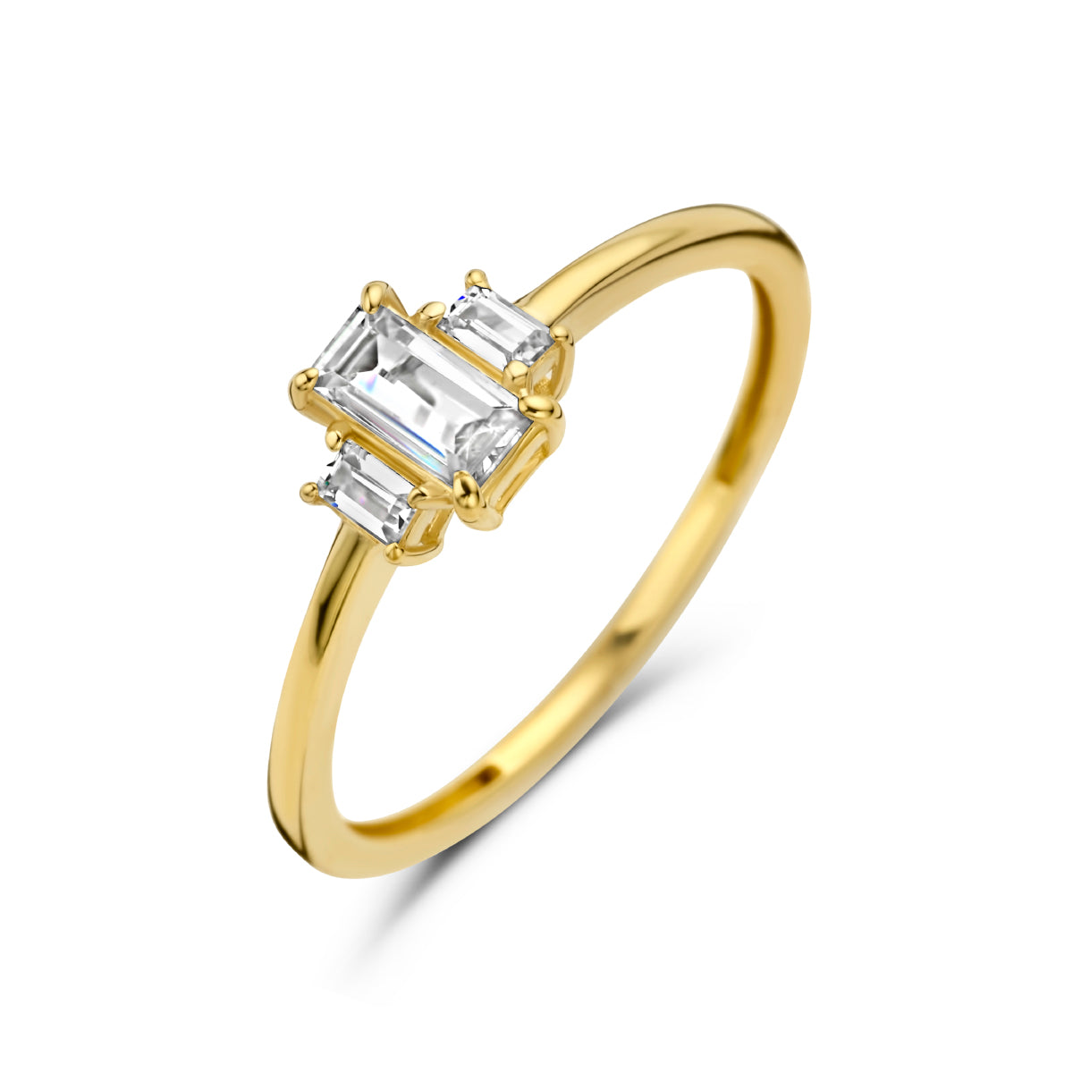 Schuin bovenaanzicht van de gouden ring met baguette zirkonia van 14 karaat.