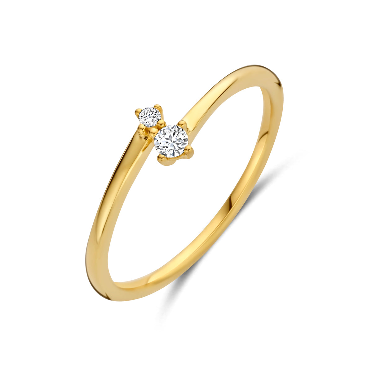 Schuin bovenaanzicht van de gouden ring met diamant van 14 karaat.