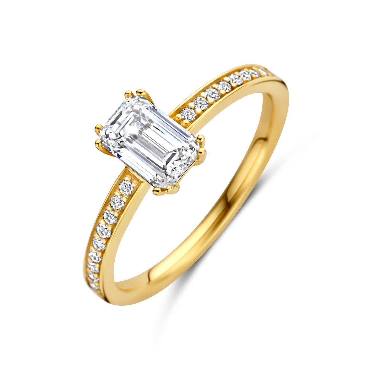 Schuin bovenaanzicht van de gouden ring met emerald lab grown diamant van 14 karaat.