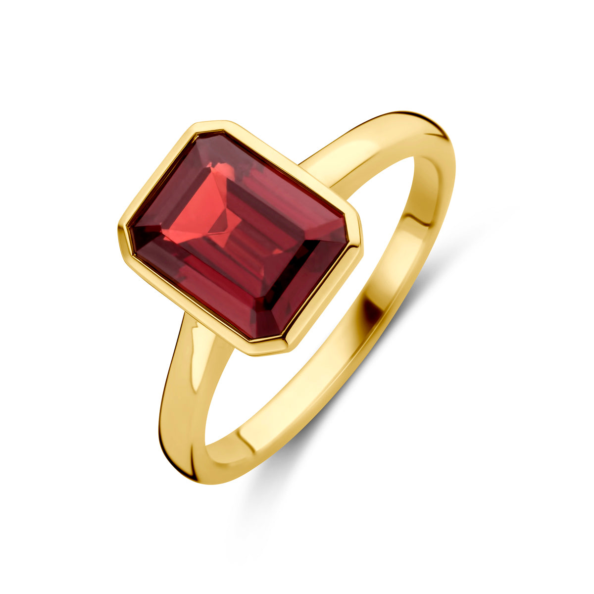 Schuin bovenaanzicht van de gouden ring met granaat van 14 karaat.