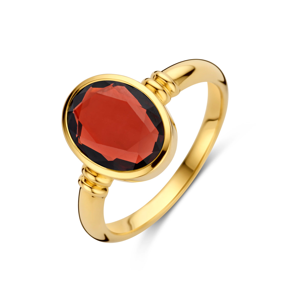 Schuin bovenaanzicht van de gouden ring met granaat van 14 karaat.