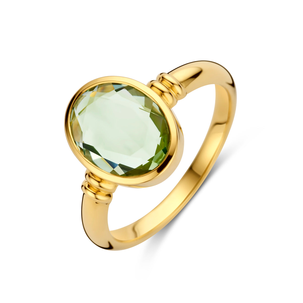 Schuin bovenaanzicht van de gouden ring met groene amethist van 14 karaat.