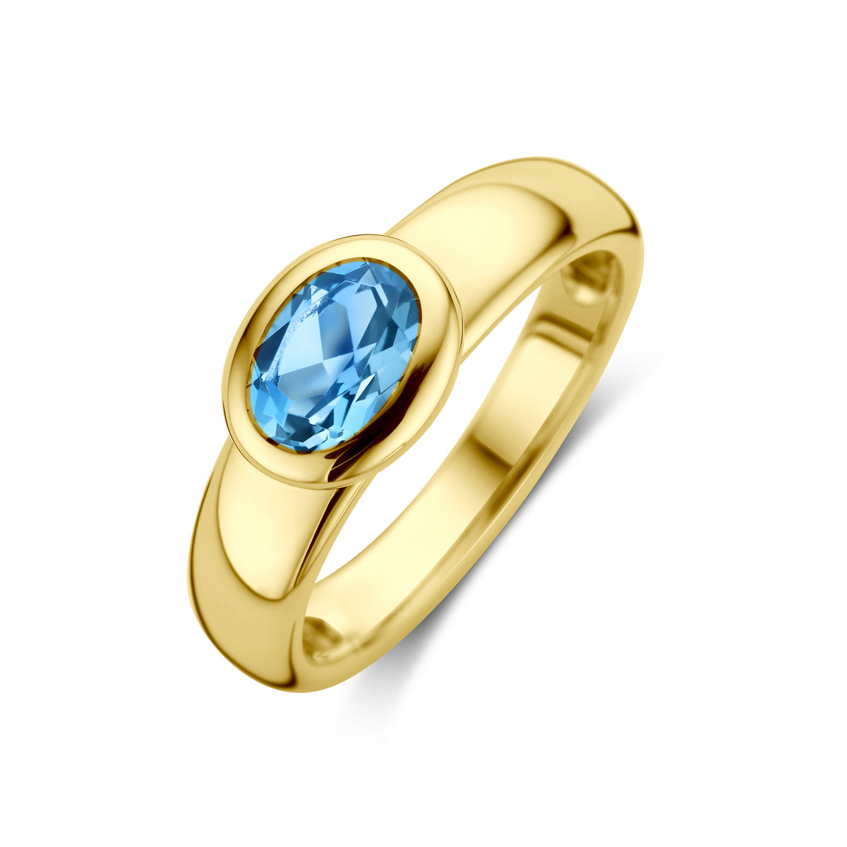 Schuin bovenaanzicht van de gouden ring met london blue topaas van 14 karaat.