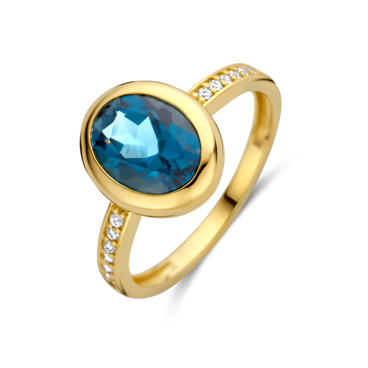 Schuin bovenaanzicht van de gouden ring met blauwe topaas en diamant van 14 karaat.