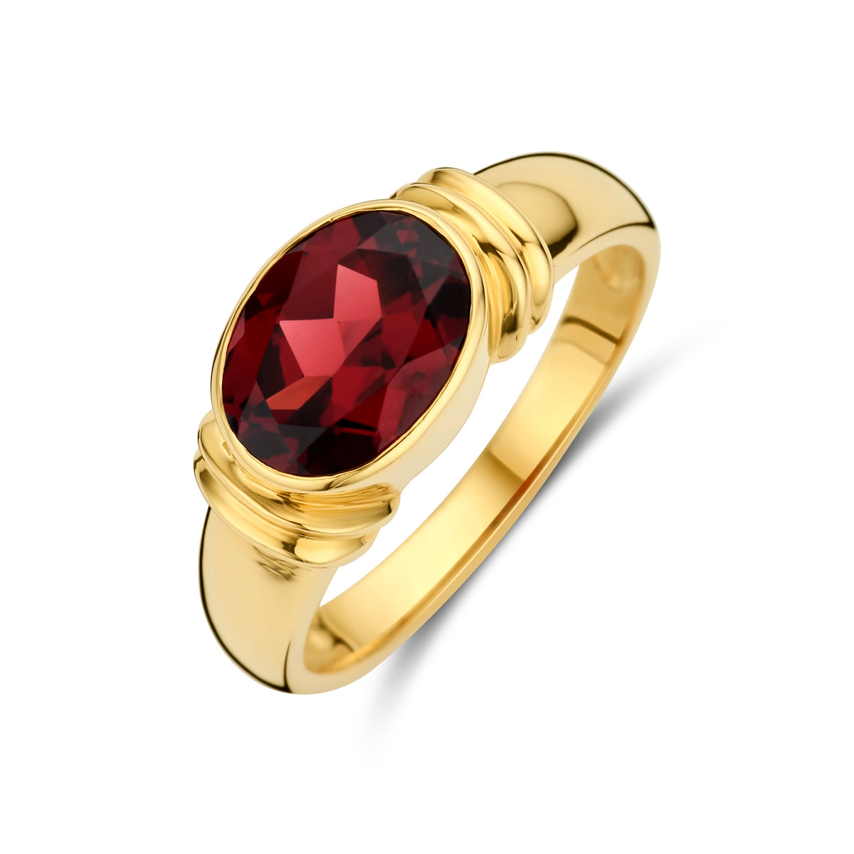 Schuin bovenaanzicht van de gouden ring met ovale granaat van 14 karaat.