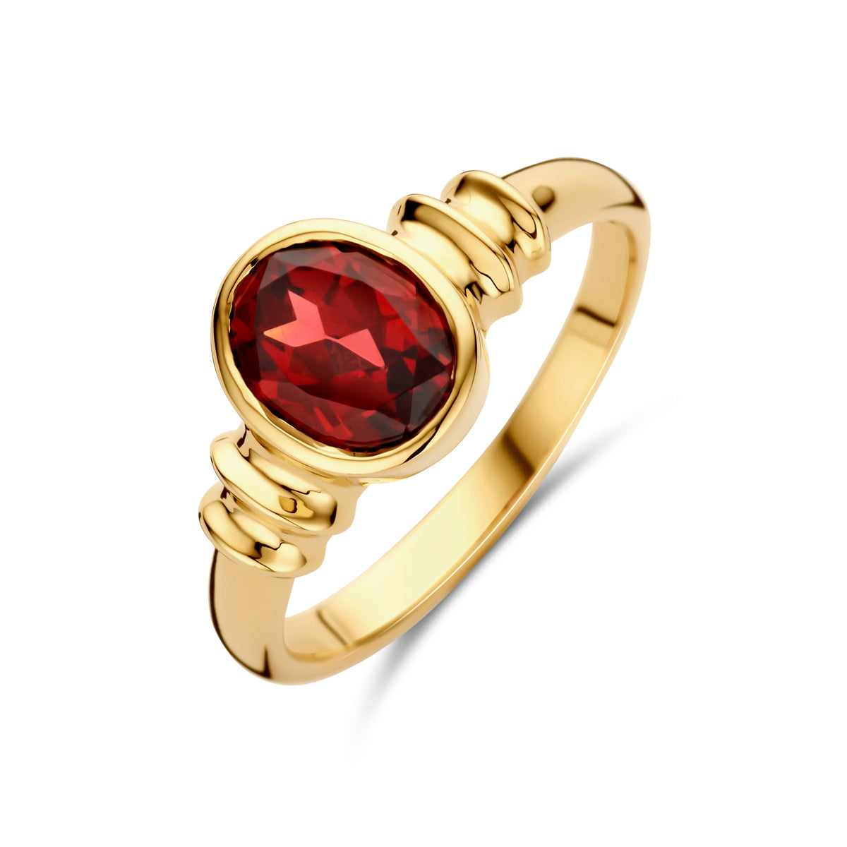 Schuin bovenaanzicht van de gouden ring met granaat van 14 karaat.