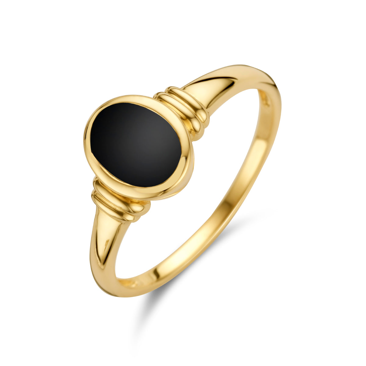 Schuin bovenaanzicht van de gouden ring met onyx van 14 karaat.