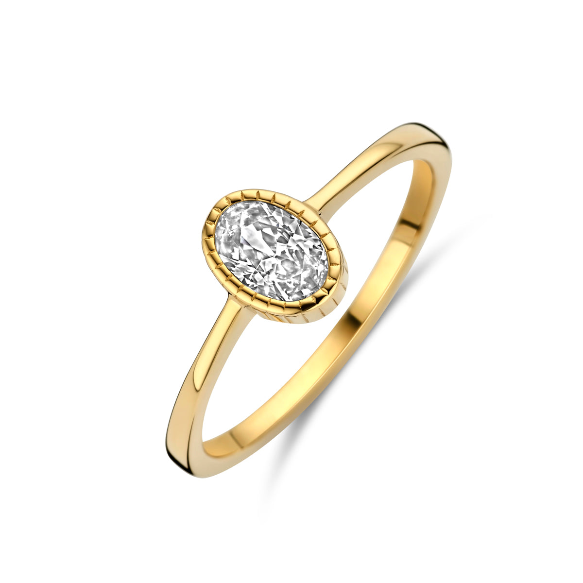 Schuin bovenaanzicht van de gouden ring met ovale zirkonia van 14 karaat.