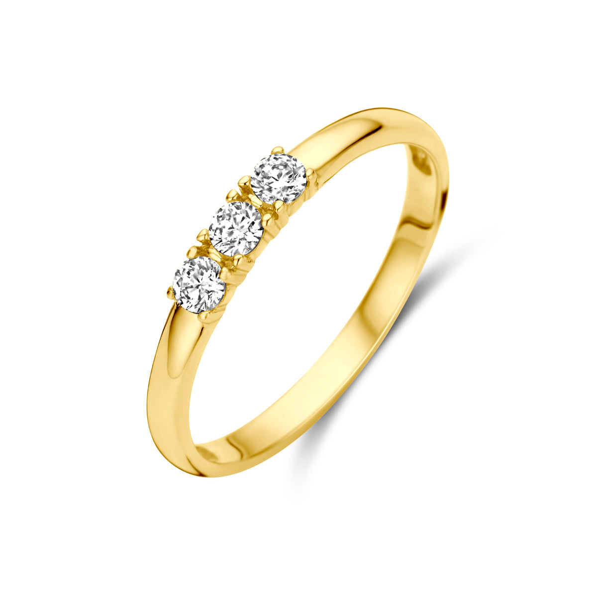 Schuin bovenaanzicht van de gouden ring met rij zirkonia van 14 karaat.