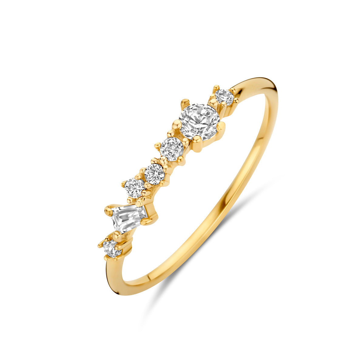 Schuin bovenaanzicht van de gouden ring met rij zirkonia van 14 karaat.