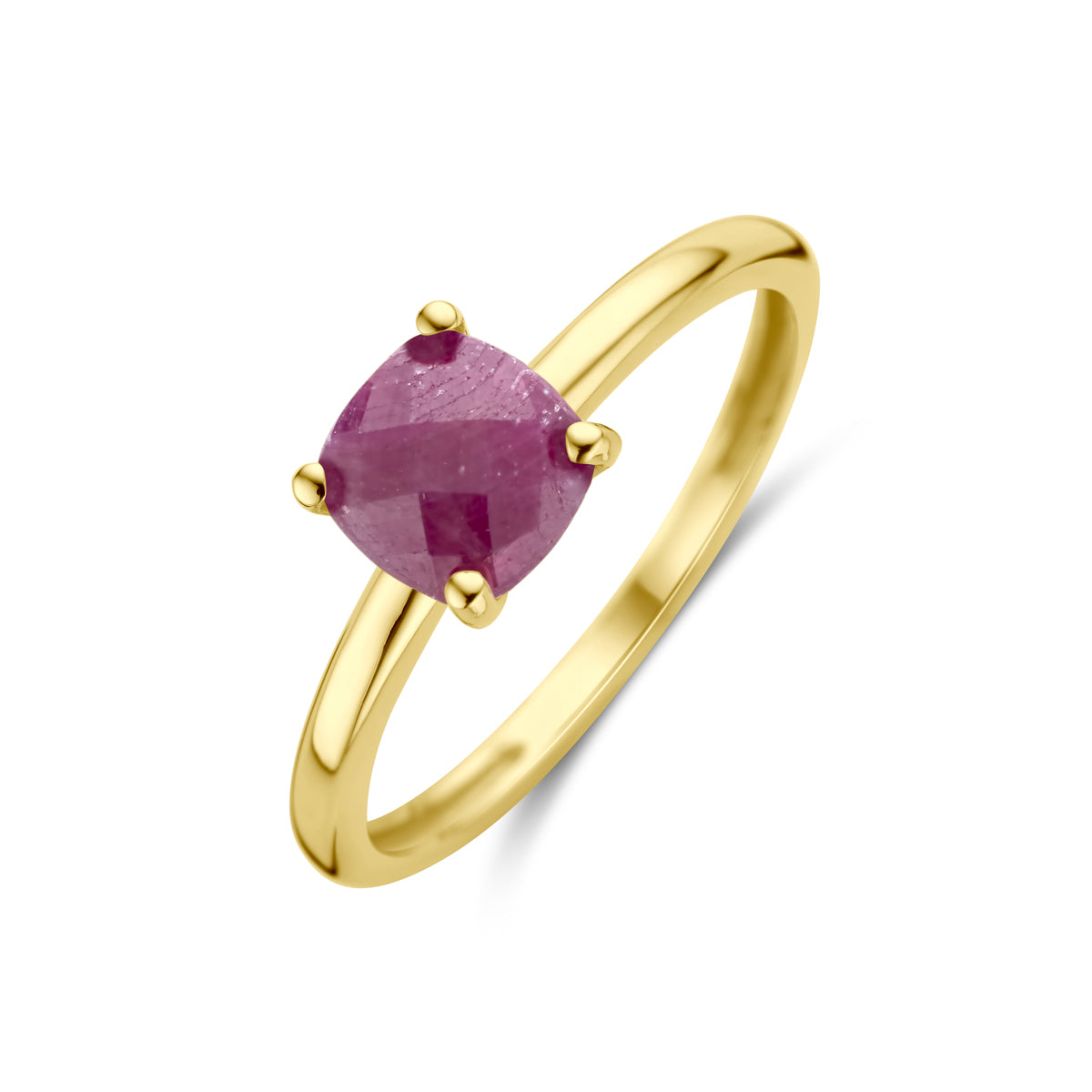 Schuin bovenaanzicht van de gouden ring met robijn van 14 karaat.