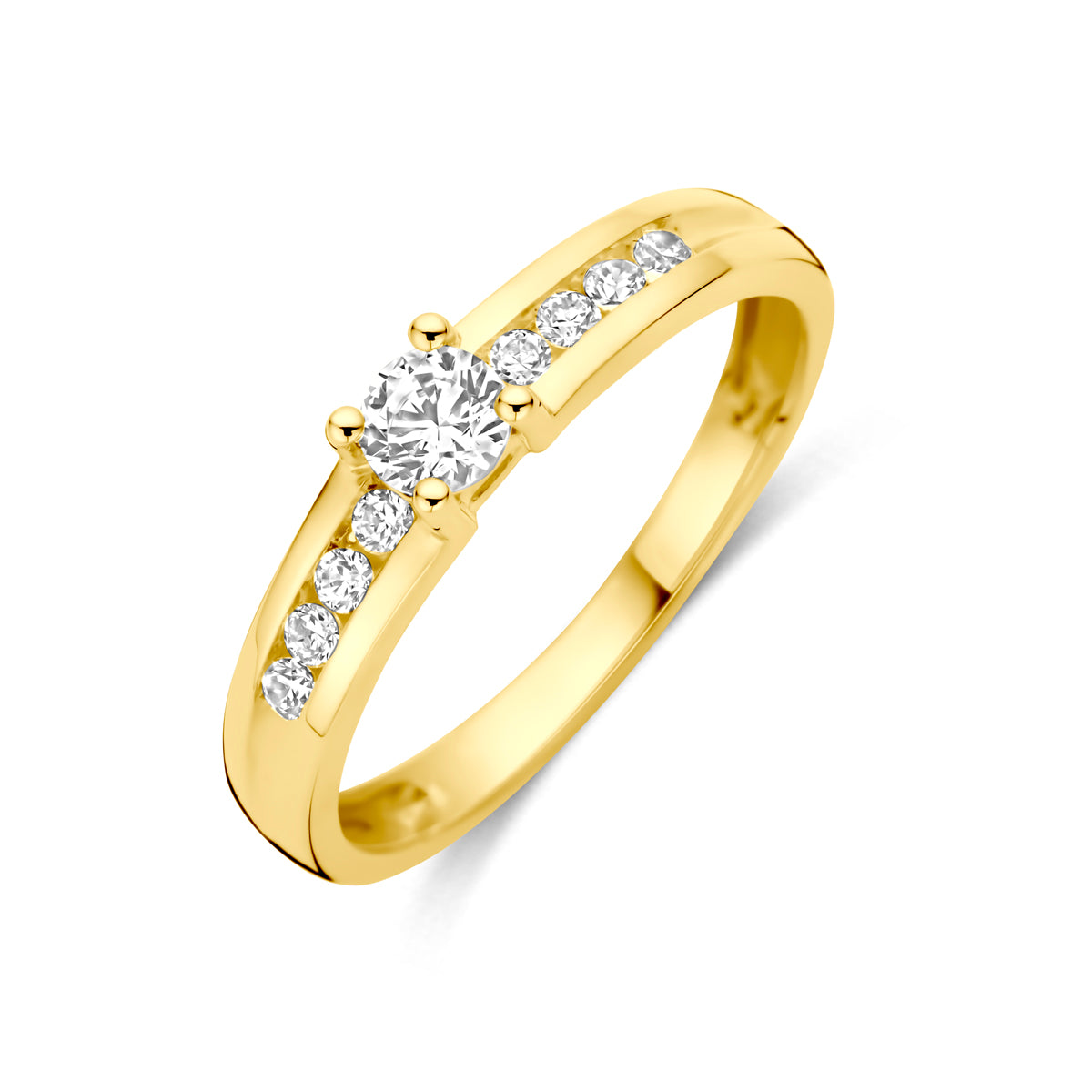 Schuin bovenaanzicht van de gouden ring met zirkonia van 14 karaat.