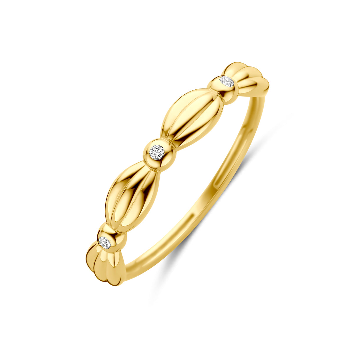 Schuin bovenaanzicht van de gouden ring met zirkonia van 14 karaat.