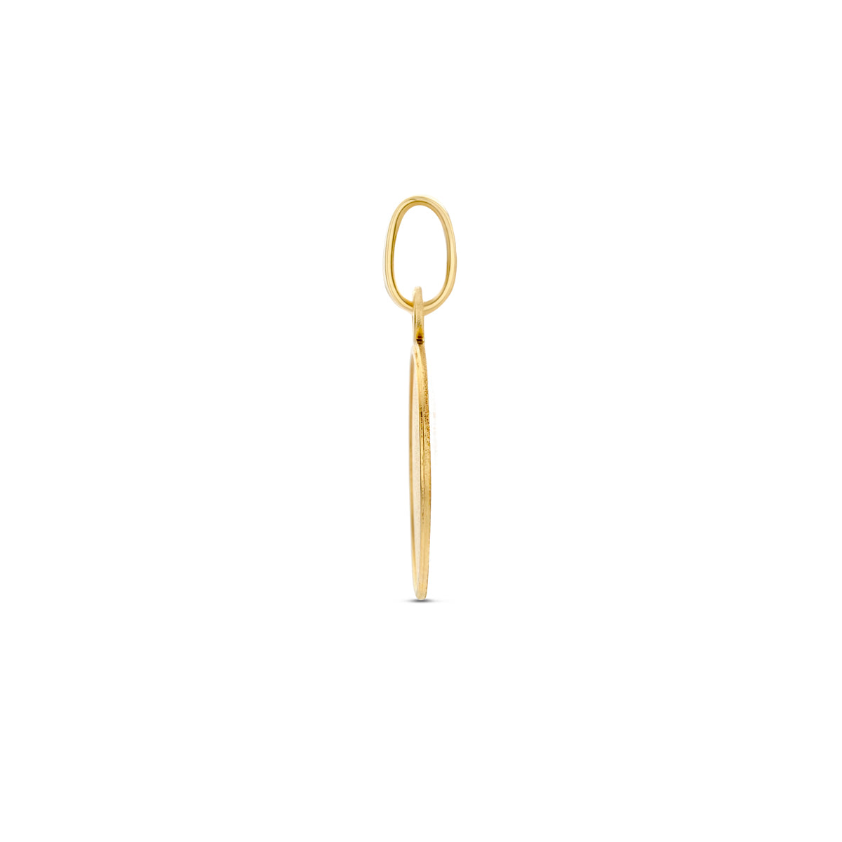 Zijaanzicht van de gouden ronde graveerhanger van 14 karaat.