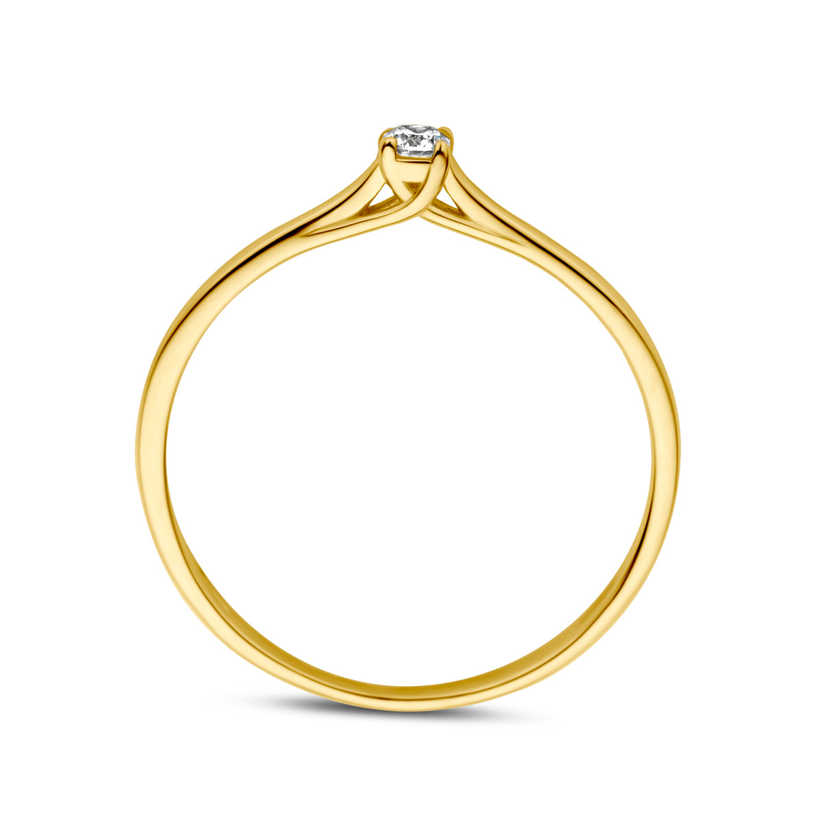 Model draagt de gouden solitair ring met diamant van 14 karaat aan de hand.