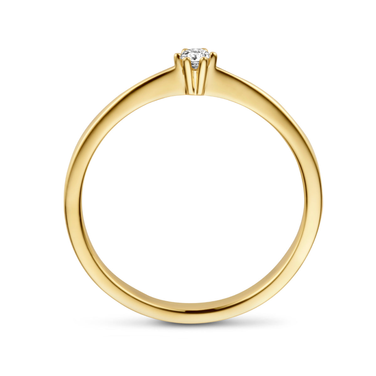 Model draagt de gouden solitair ring met diamant van 14 karaat aan de hand.