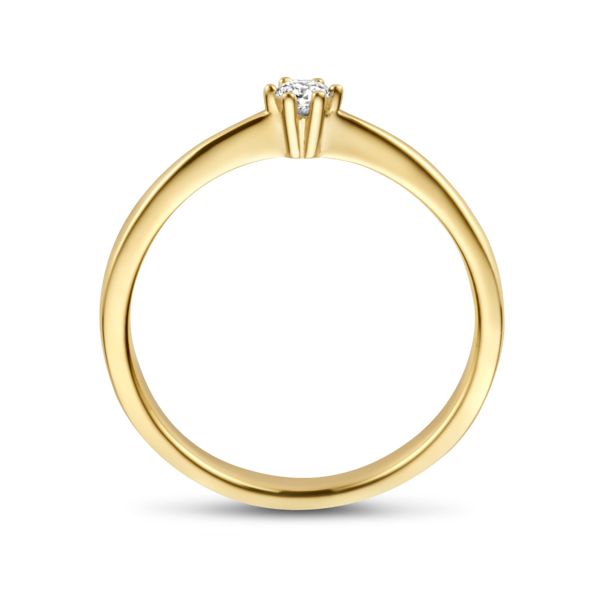 Model draagt de gouden solitair ring met diamant van 14 karaat aan de hand.