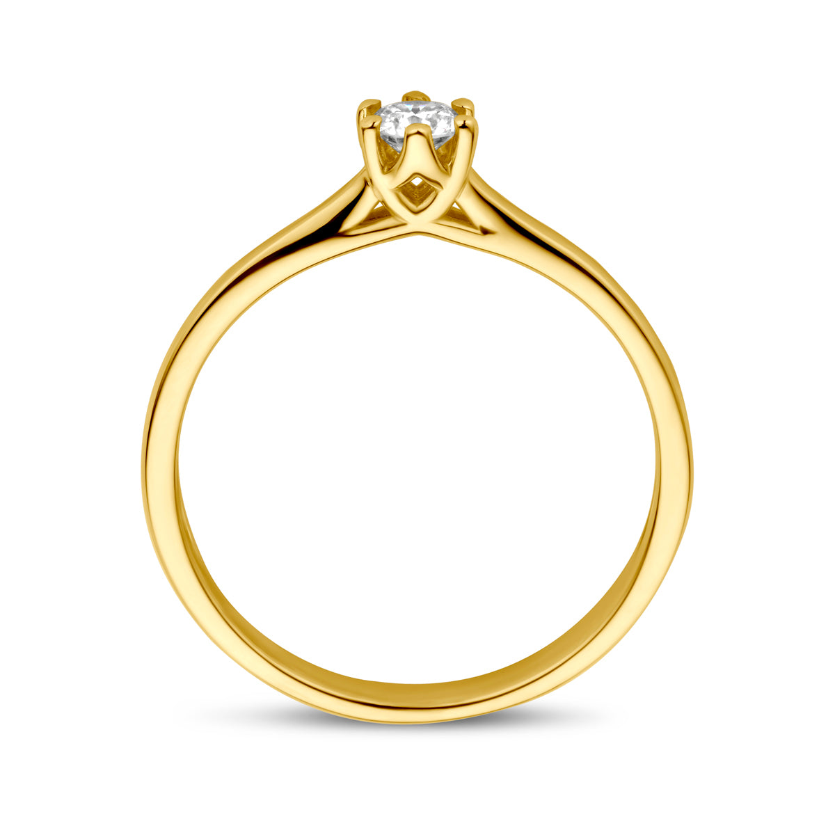 Model draagt de gouden solitair ring met diamant van 14 karaat aan de hand.