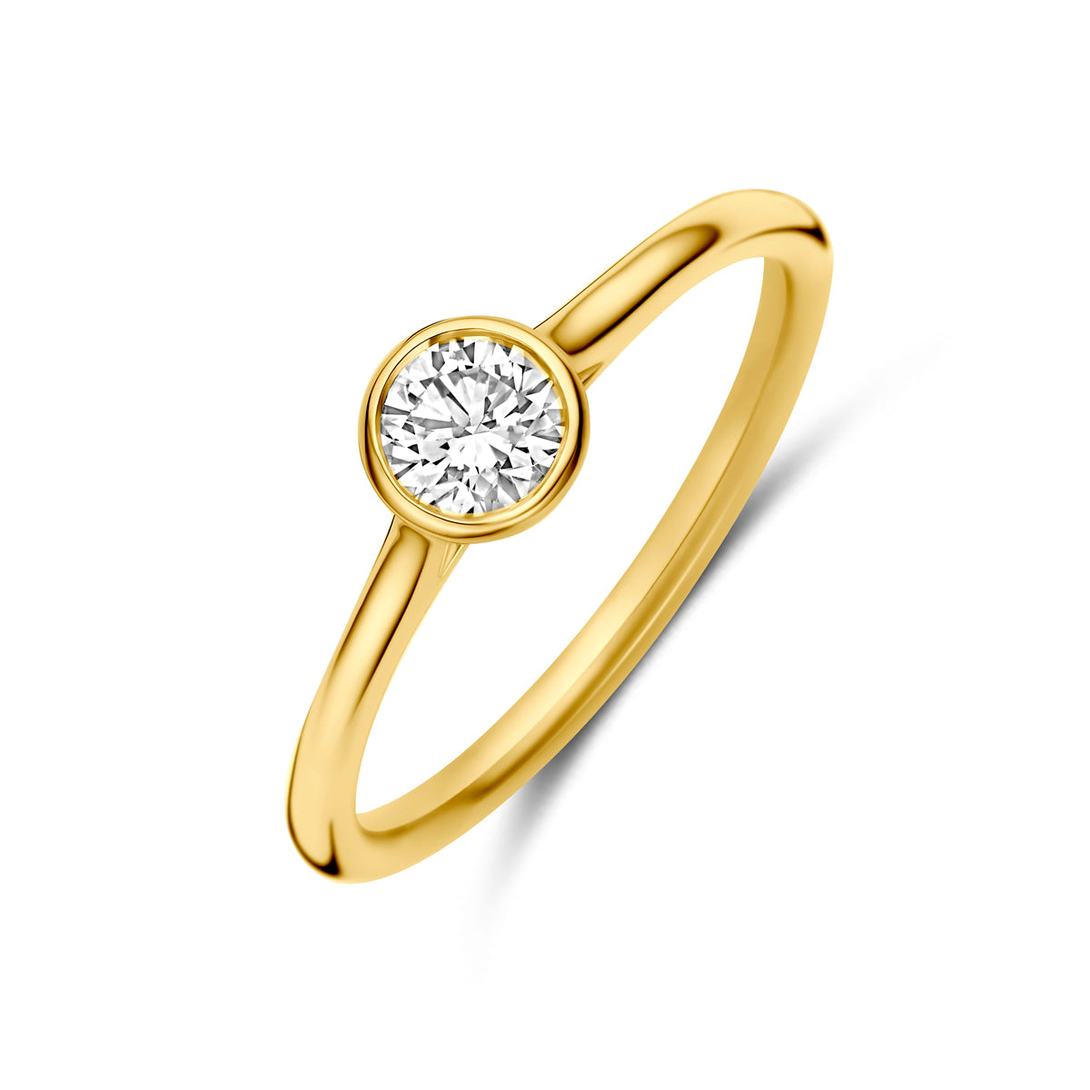 Schuin bovenaanzicht van de gouden solitair ring met diamant van 14 karaat.