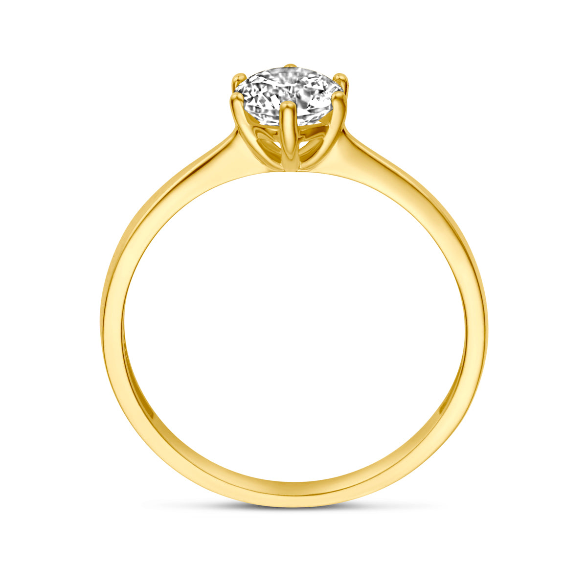 Model draagt de gouden solitair ring met zirkonia van 14 karaat aan de hand.
