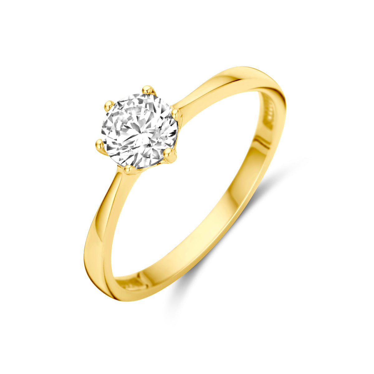 Schuin bovenaanzicht van de gouden solitair ring met zirkonia van 14 karaat.