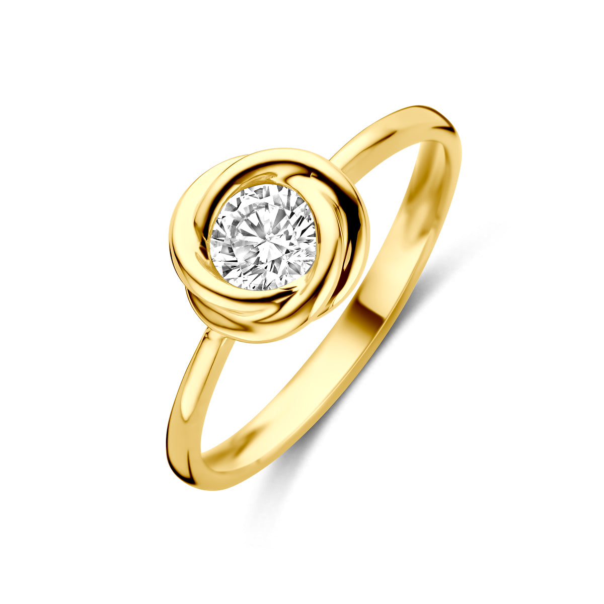 Schuin bovenaanzicht van de gouden ring met zirkonia van 14 karaat.