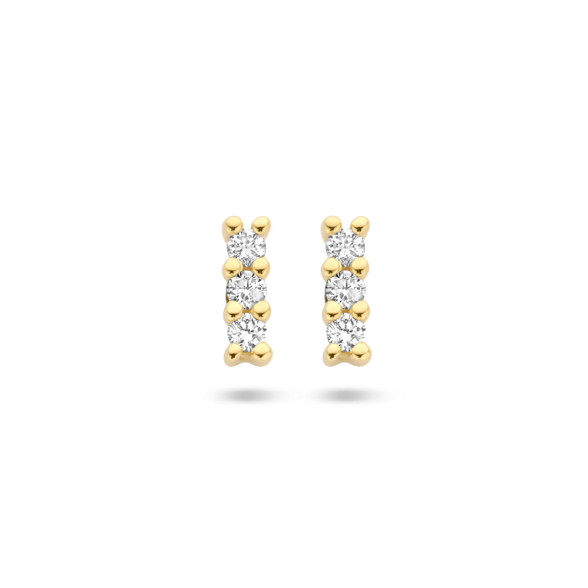 Vooraanzicht van de gouden staafje oorknopjes met diamant van 14 karaat.