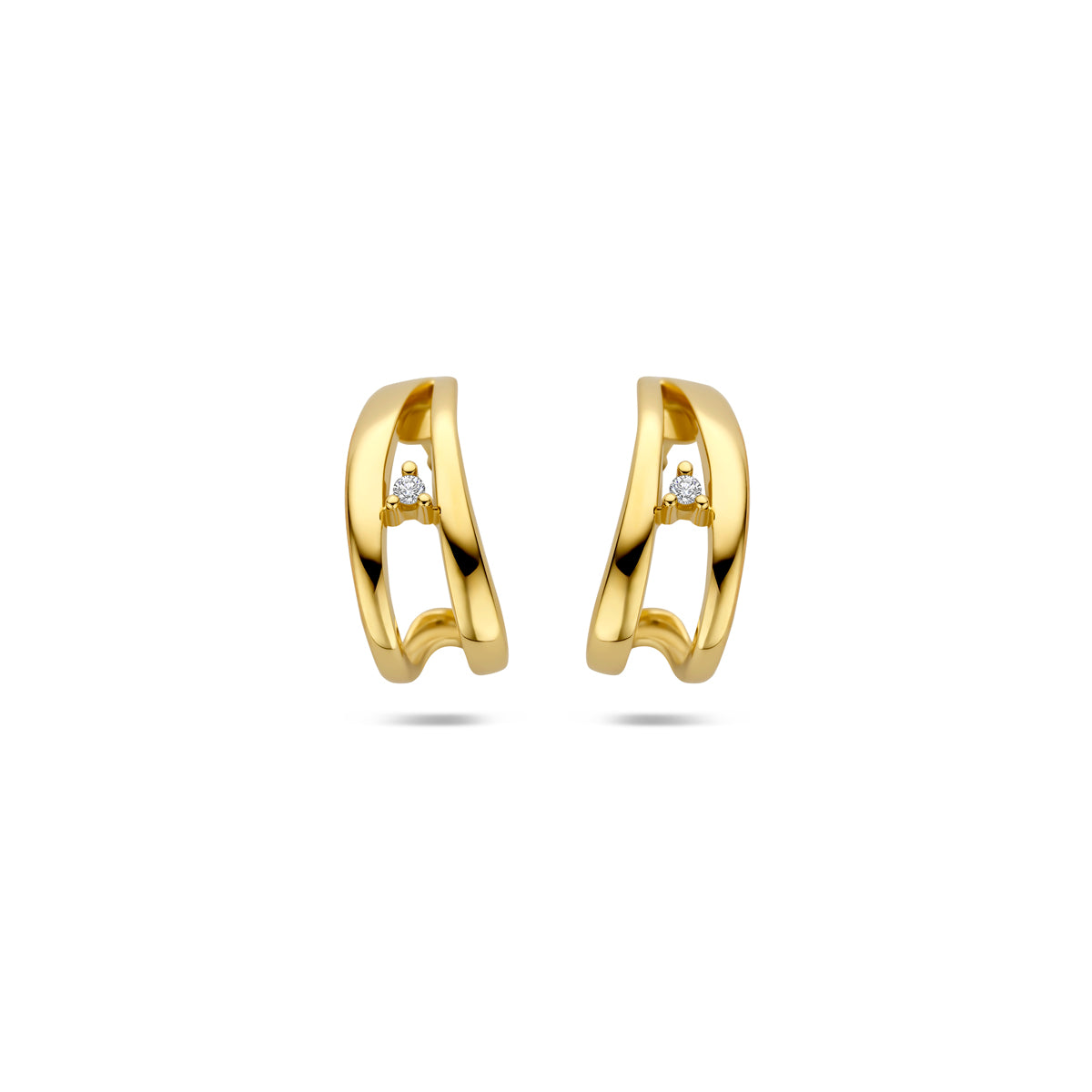 Vooraanzicht van de gouden stekeroorringen met diamant van 14 karaat.