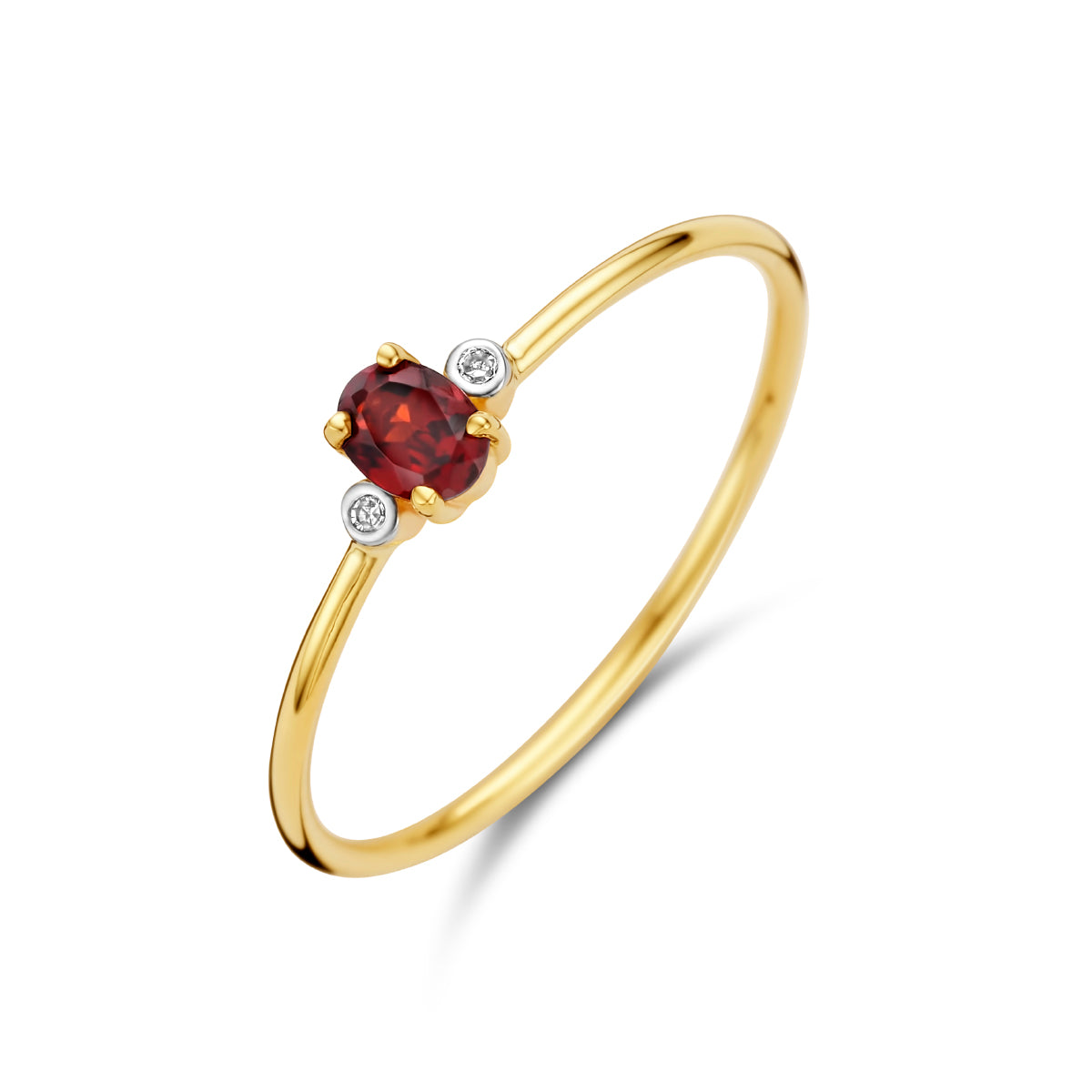 Schuin bovenaanzicht van de gouden trilogie ring met granaat en diamant van 14 karaat.