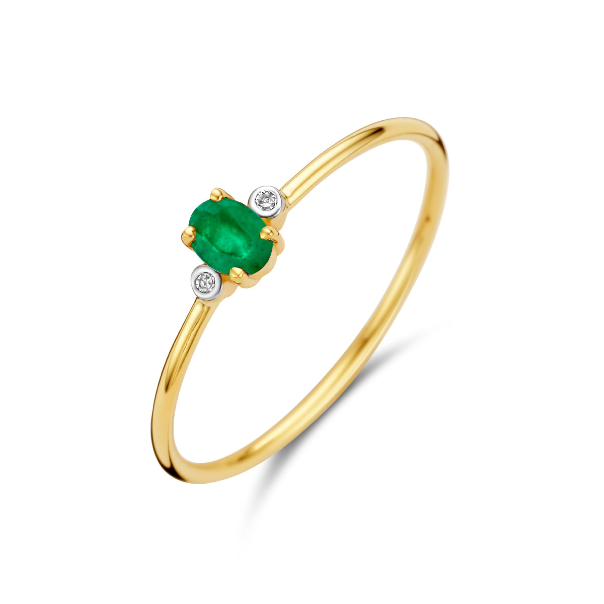 Schuin bovenaanzicht van de gouden trilogie ring met smaragd en diamant van 14 karaat.