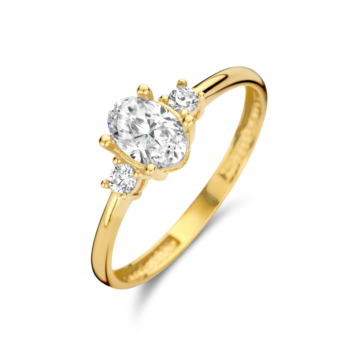 Schuin bovenaanzicht van de gouden trilogie ring met ovale zirkonia van 14 karaat.