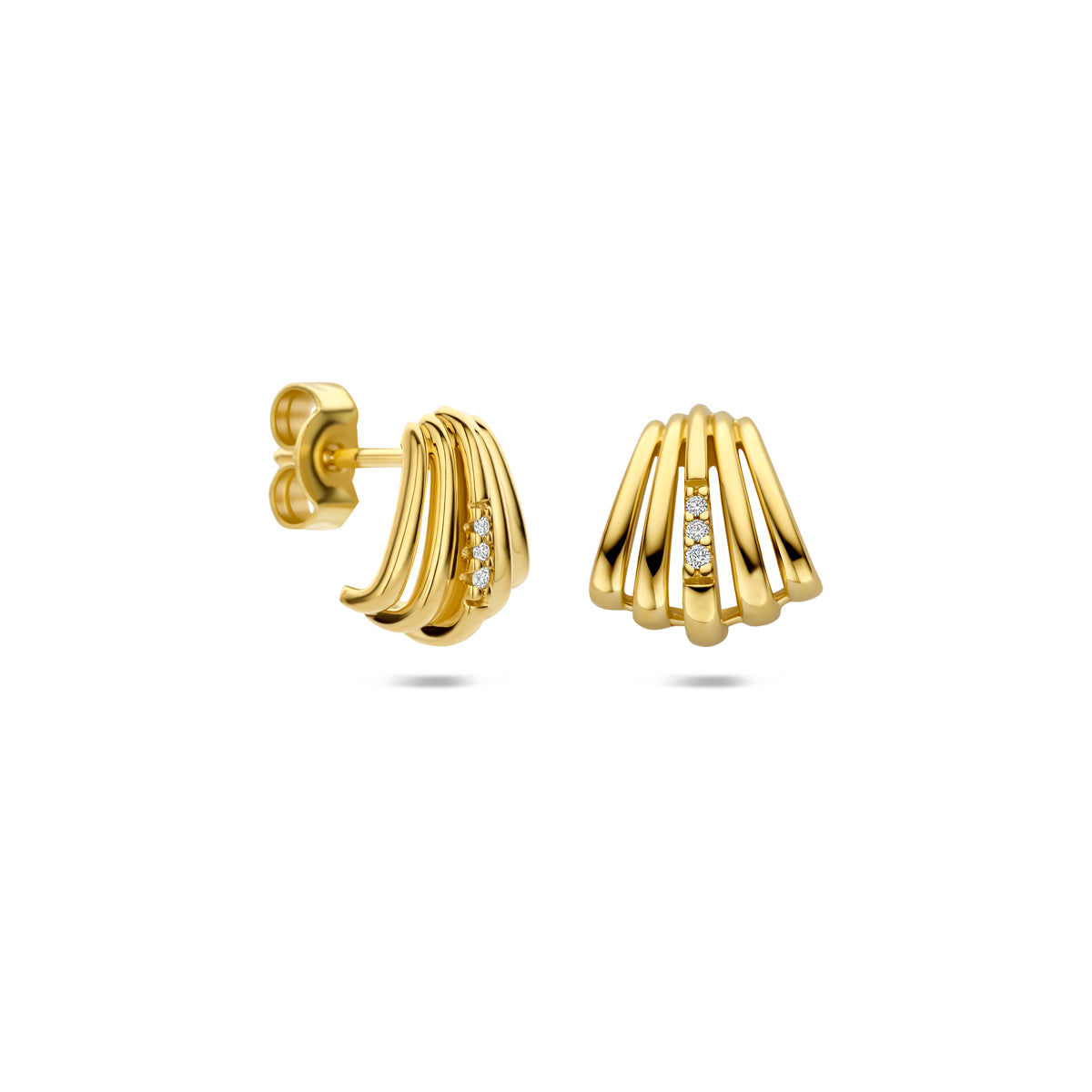 Voor- en zijaanzicht van de gouden waaier oorstekers met diamant van 14 karaat.